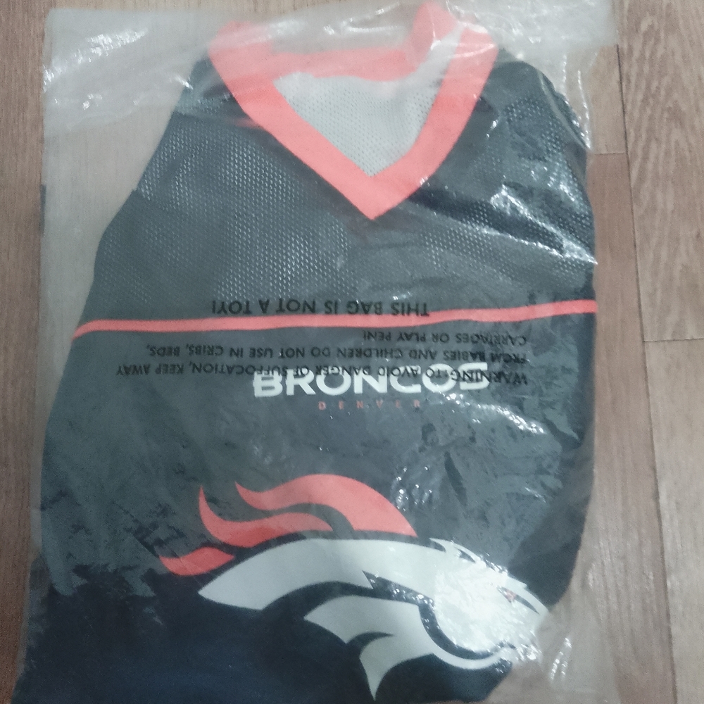 Nwt denver broncos jersey size medium